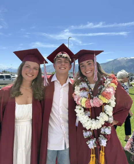 Estudiantes durante su graduación en un programa educativo internacional
